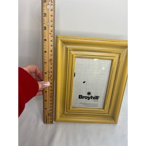 Broyhill Wooden Picture Frame Yellow Wood Distressed 4X6 New! - Picture 2 of 6